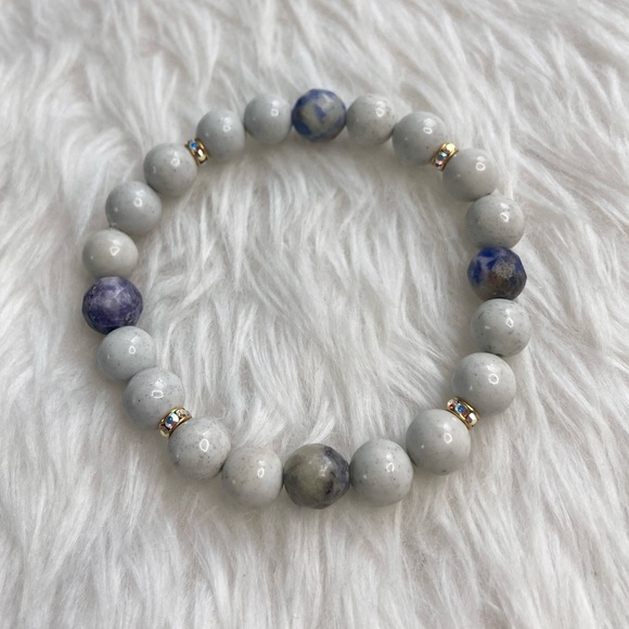 Snowy Whispers Bead Bracelet - Picture 3 of 5